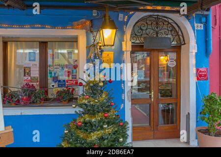 Burano, Italien - 10. Januar 2017: Berühmtes Restaurant mit Michelin-Führer Trattoria al Gatto Nero auf der Insel Burano in Venedig, Italien. Stockfoto