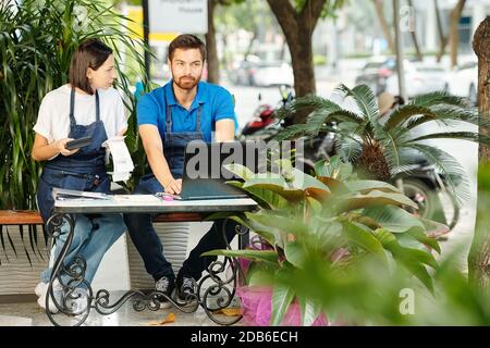 Cafe Besitzer diskutieren Rechnungen Stockfoto