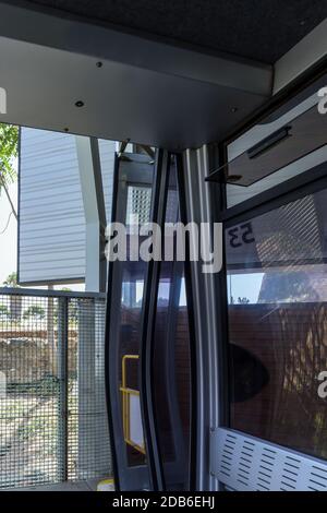Kabinentür Glas der Seilbahn Straße führt von Montjuic Hügel, Barcelona, Spanien Stockfoto