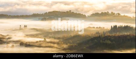 Luftaufnahme des Tales, bedeckt mit Nebelschichten an einem wunderschönen Herbstmorgen im Lake District. Stockfoto