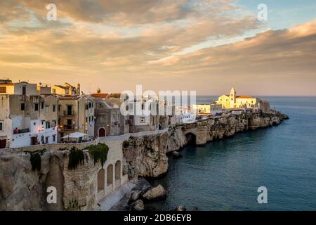 Vieste - schöne Küstenstadt an den Felsen in Apulien. Die Kirche San Francesco di Vieste. Halbinsel Gargano, Apulien, Süditalien, Europa. Stockfoto