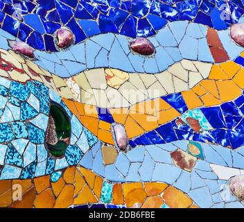 Texture Mosaik von farbigen Keramikfliesen von Antoni Gaudi in seinem Parc Güell, Barcelona, Spanien Stockfoto