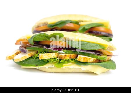 Italienisches Ciabatta Panini Sandwich mit Huhn, Käse, Tomaten, Avocado, Salat. Isoliert auf weißem Hintergrund Stockfoto