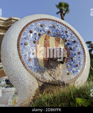 Park Guell Mosaikskulptur eines Schlangenkopfbrunnens entworfen von Antonio Gaudi. Stockfoto