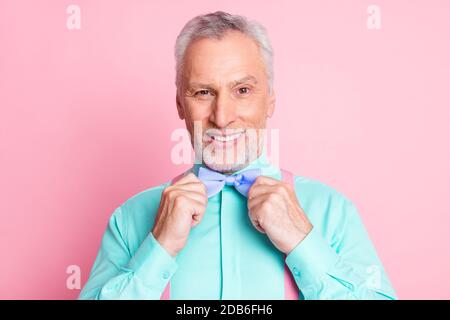 Nahaufnahme Kopffoto des Gentleman Vorbereitung für Party tragen Fliege shirt Hosenträger isoliert auf rosa Hintergrund Stockfoto