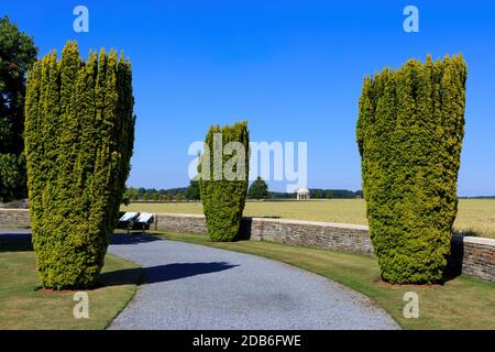 Zypressen am Eingang des Bedford House Cemetery (1. Und 2. Weltkrieg), entworfen von Wilfred Clement von Berg in Zillebeke (Ypern), Belgien Stockfoto