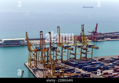 Container, Gewerbe, Industrie und Logistik Meer Hafen von Barcelona, Spanien (es). Luftaufnahme. Stockfoto