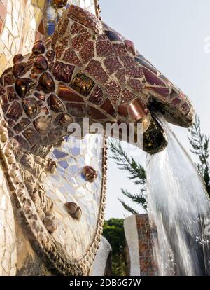 Kopf Schlangenbrunnen im Park Guell Architektur Garten von Barcelona, Katalonien, Spanien. Stockfoto