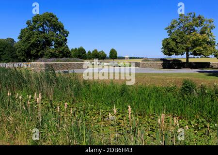 Gräber auf dem Bedford House Cemetery (erster und zweiter Weltkrieg), entworfen von Wilfred Clement von Berg in Zillebeke (Ypern), Belgien Stockfoto