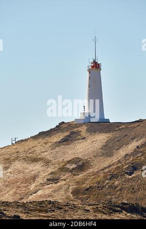 Reykjanes Leuchtturm in Island mit Gunnuhver geotermal Bereich im Hintergrund Stockfoto