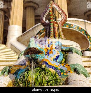 Farbenfrohe Mosaik Keramik Drachenbrunnen im Parc Güell von Antoni Gaudi auf Carmel Hill, Barcelona, Spanien entworfen. Stockfoto