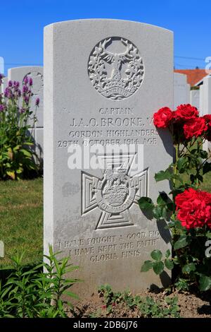 Grab des schottischen (British Army) VC Empfänger Kapitän James Anson Otho Brooke (1884-1914) auf Zantvoorde British Cemetery in Zonnebeke, Belgien Stockfoto