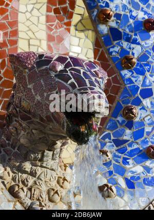 Kopf Schlange Brunnen Flagge Katalonien Keramikfliesen Hintergrund mit Fliesen-Shard-Mosaik bedeckt, Parc Güell von Antoni Gaudi entworfen auf Carmel Hill gelegen, Stockfoto