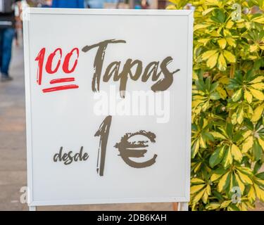 Zeichen für ein Sonderangebot für ein Tapas-Restaurant in Spanien. Stockfoto