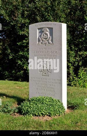 Grab des englischen (britischen) Victoria Cross Empfänger privaten John Lynn (1887-1915) auf Grootebeek British Cemetery in Poperinge, Belgien Stockfoto