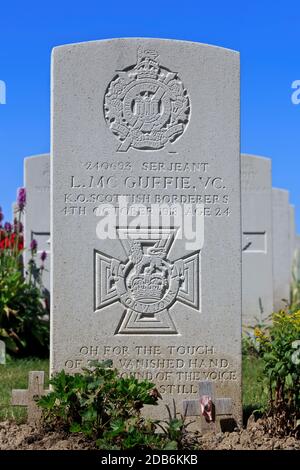 Grab des schottisch-britischen Victoria-Kreuz-Preisträgers Louis McGuffie (1893-1918) auf dem Britischen Friedhof Zantvoorde in Zonnebeke, Belgien Stockfoto