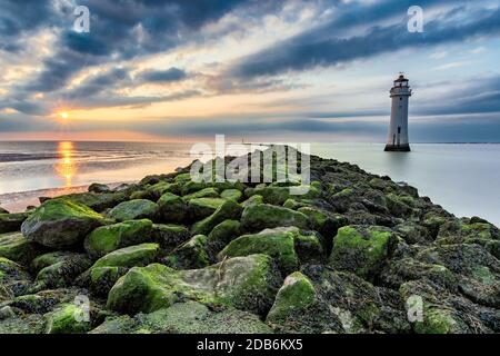 Dramatischer Abend mit Sonnenuntergang hinter Wolken am New Brighton Lighthouse in Merseyside, Großbritannien. Stockfoto