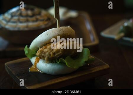 Hirata-Brötchen mit selektivem Fokus. Traditionelles japanisches Essen. Asiatische Küche aus gedünsteten Brötchen mit Salat und leckeren herzhaften Füllungen gefüllt, Sandw Stockfoto