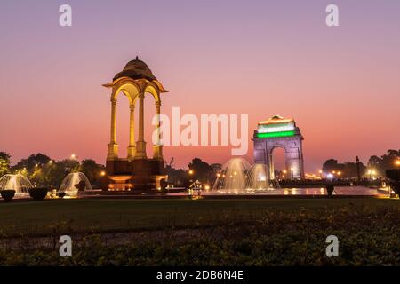 Indien Tor und das Vordach, Sonnenuntergang Farben von Neu Delhi. Stockfoto