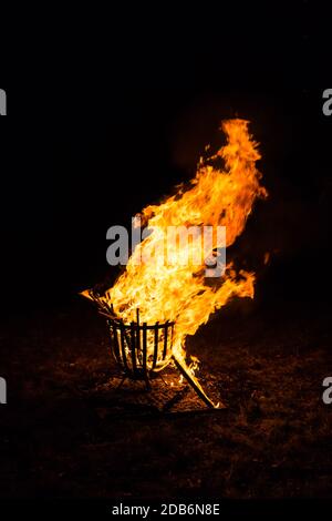 Echte Feuerflammen im Kamin. Kamin im Freien. Stockfoto