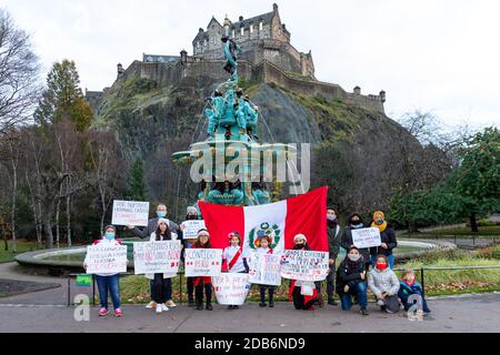 Peruanische Einwohner in Edinburgh veranstalteten wegen COVID19-Beschränkungen im Zentrum von Edinburgh einen kleinen Protest zur Unterstützung von Protesten für Demokratie und Korruptionsbekämpfung in Peru. Stockfoto
