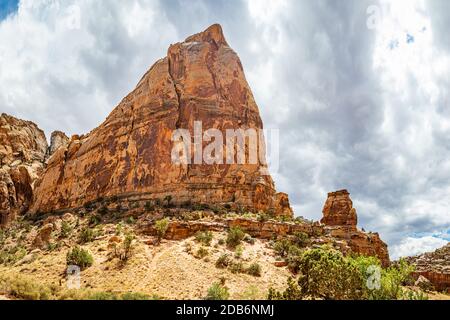 Canyons und erodierte Sandstein- und Kalksteinformationen dominieren die Landschaft im Capitol Reef National Park in Utah. Stockfoto