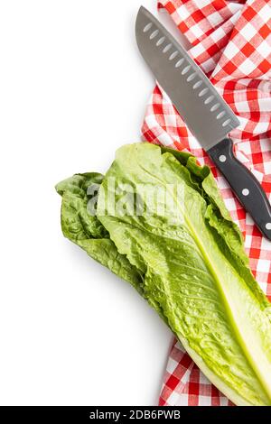 Frische grüne Romaine Salat, Messer und Serviette mit Karomusse. Lamellen von Lactuca sativa isoliert auf weißem Hintergrund. Stockfoto