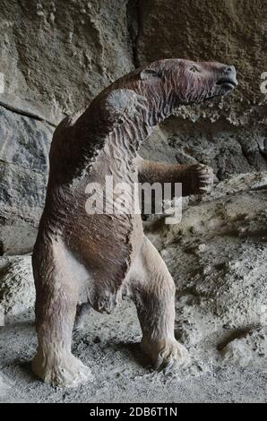 Cueva del Milodon Naturdenkmal. Chile. 28. Januar 2012: Lebensgroße Nachbildung des prähistorischen riesigen Bodenfaultisches Mylodon, Mylodon darwini. Stockfoto