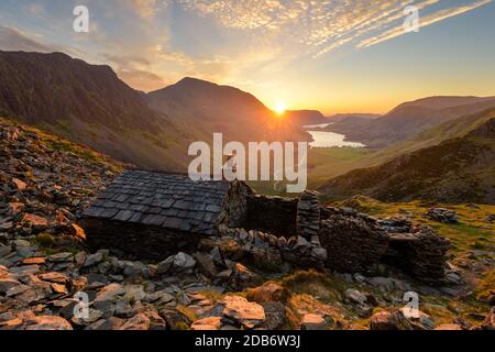 Wunderschöner Lebhafter Sonnenuntergang Im Englischen Lake District Mit Stone Mountain Hut. Stockfoto