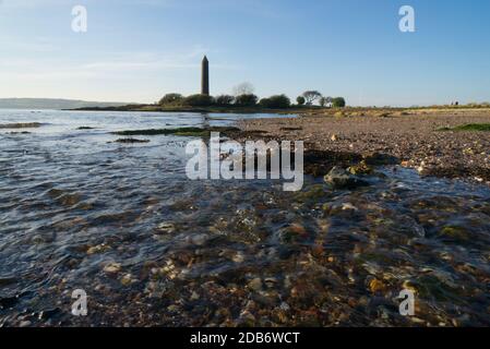 Das "Bleistift" Denkmal zur Erinnerung an die Schlacht von Largs, die etwas mehr als 1 Meile (1.6 km) südlich des Largs Stadtzentrum steht. Stockfoto