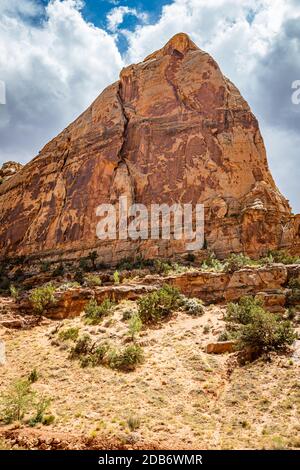 Canyons und erodierte Sandstein- und Kalksteinformationen dominieren die Landschaft im Capitol Reef National Park in Utah. Stockfoto