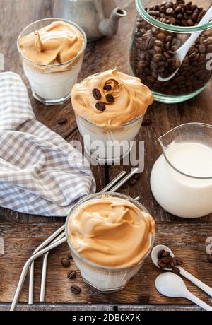 Schlagsahne Kaffee in einem Glas mit Kaffeebohnen Stockfoto