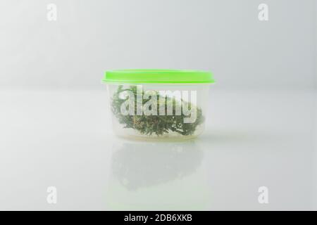 Cannabis Knospe in Verpackung auf weißem Hintergrund. Medizinische Cannabisdroge. Stockfoto