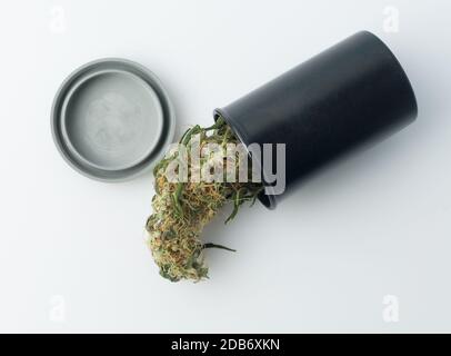 Cannabis Knospe in Verpackung auf weißem Hintergrund. Medizinische Cannabisdroge. Stockfoto