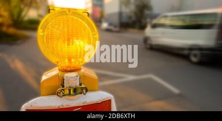 Kontrolllampe Baustelle mit Transporter in Bewegungsunschärfe Stockfoto