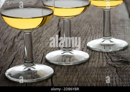 Close-up Gläser mit Single malt whisky in Beleuchtete auf rustikalen Holzbrett Stockfoto