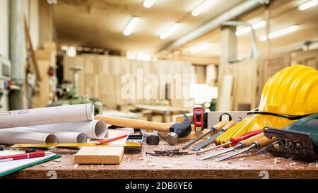 Nahaufnahme. Tischlerarbeitstisch mit Werkzeugen für die Holzbearbeitung. Bauindustrie, Zimmerei. Stockfoto