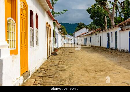 Straßen aus Kopfsteinpflaster und alte Häuser im Kolonialstil Die Straßen der alten und historischen Stadt Paraty Gegründet im 17. Jahrhundert an der Küste Stockfoto