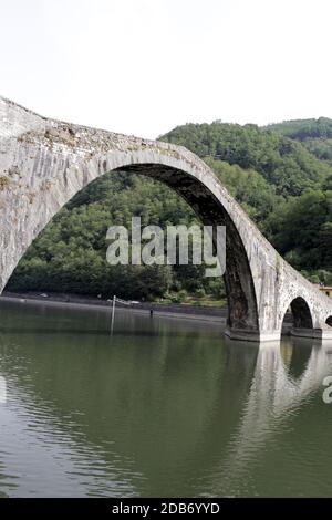 Ponte della Maddalena über den Serchio. Toskana. Brücke des Teufels Stockfoto