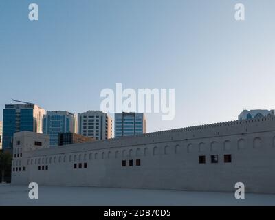 Architekturentwurf eines alten arabischen Gebäudes (Naher Osten) - Qasr Al Hosn Museum, eines der ältesten Gebäude in Abu Dhabi, VAE Stockfoto