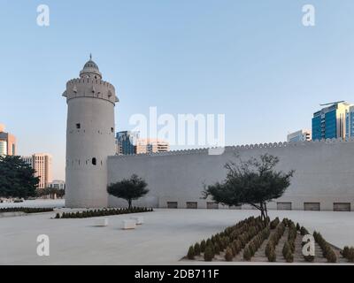 Architekturentwurf eines alten arabischen Gebäudes (Naher Osten) - Qasr Al Hosn Museum, eines der ältesten Gebäude in Abu Dhabi, VAE Stockfoto