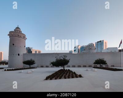 Architekturentwurf eines alten arabischen Gebäudes (Naher Osten) - Qasr Al Hosn Museum, eines der ältesten Gebäude in Abu Dhabi, VAE Stockfoto