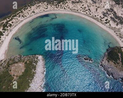 Der Strand Voidokilia ist ein beliebter Strand in Messinia im Mittelmeerraum. In der Form des griechischen Buchstabens Omega bildet sein Sand einen halbrunden Streifen Stockfoto