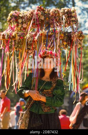 CROWNSVILLE, MARYLAND, USA, 3. OKTOBER 1993 - Frau verkauft Blumengirlanden beim Maryland Renaissance Festival. Stockfoto