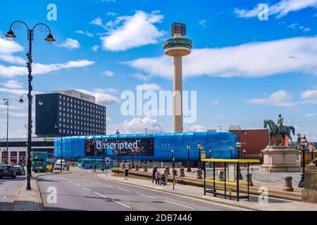 Urbane Szene im Stadtzentrum von Liverpool mit Aussicht St. Johns Beacon Stockfoto