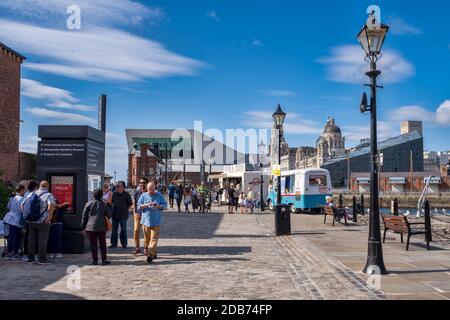 Sommerszene im historischen Albert Dock in Liverpool Stockfoto