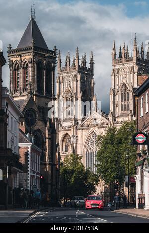 Straßenszene in York mit Blick auf das York Kathedrale und mehrere historische Gebäude Stockfoto