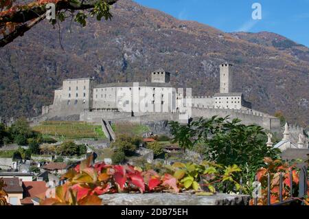 Schöne Aussicht auf den Herbst des Castel Grande Schloss gelegen Im Kanton Tessin in der Schweiz Stockfoto