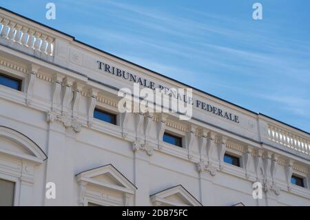 Blick auf die Fassade des Bundesstrafgerichtsgebäudes in Bellinzona, Schweiz Stockfoto