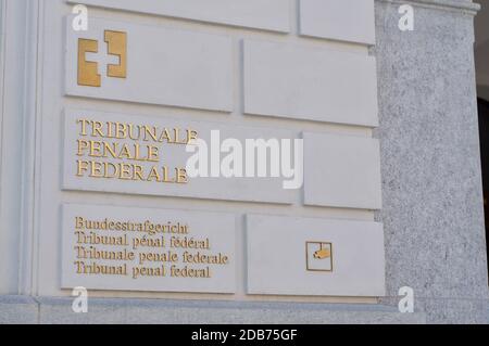 Blick auf das Schild des Bundesstrafgerichts, das vor dem Gebäudeeingang in Bellinzona, Schweiz, hängt Stockfoto